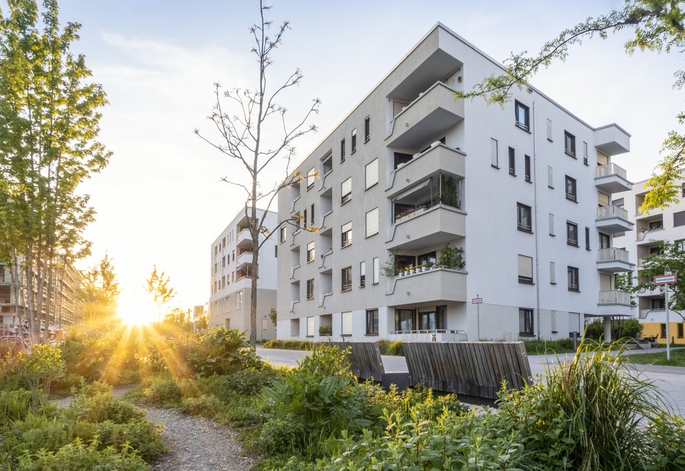 Modern och ljus bostadsbyggnad