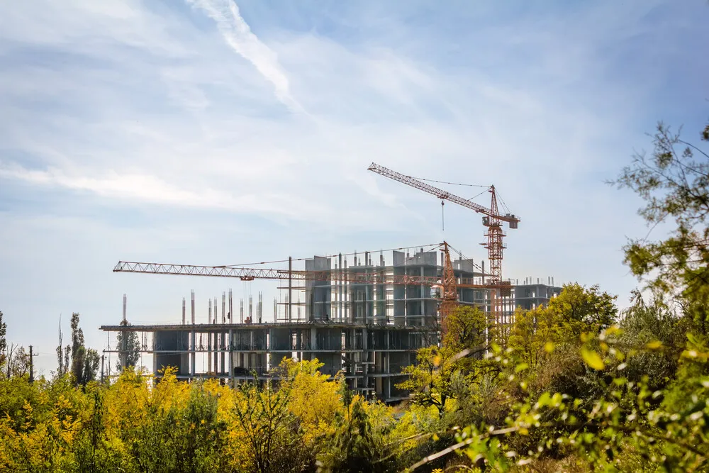 Byggkran och flerbostadshus under uppförande