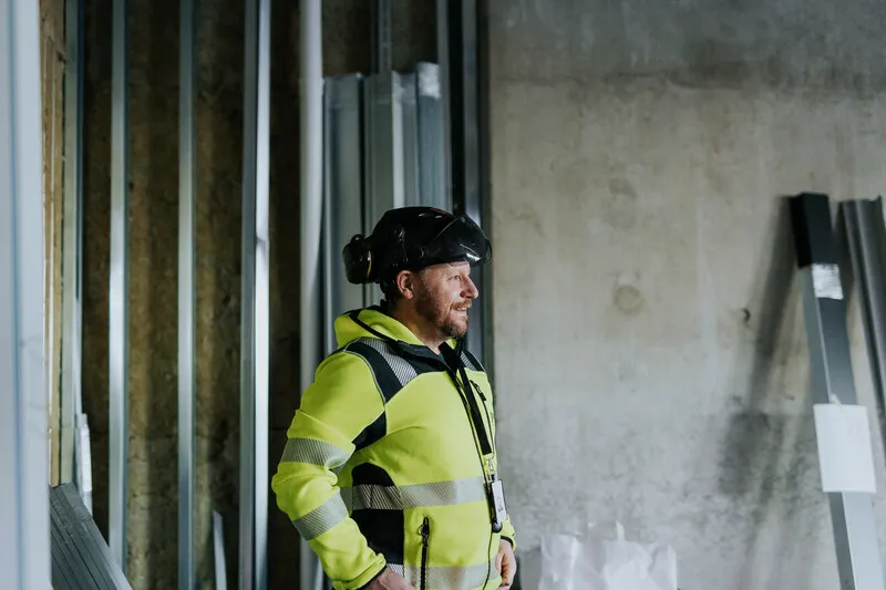 Hantverkare i arbete på en byggarbetsplats