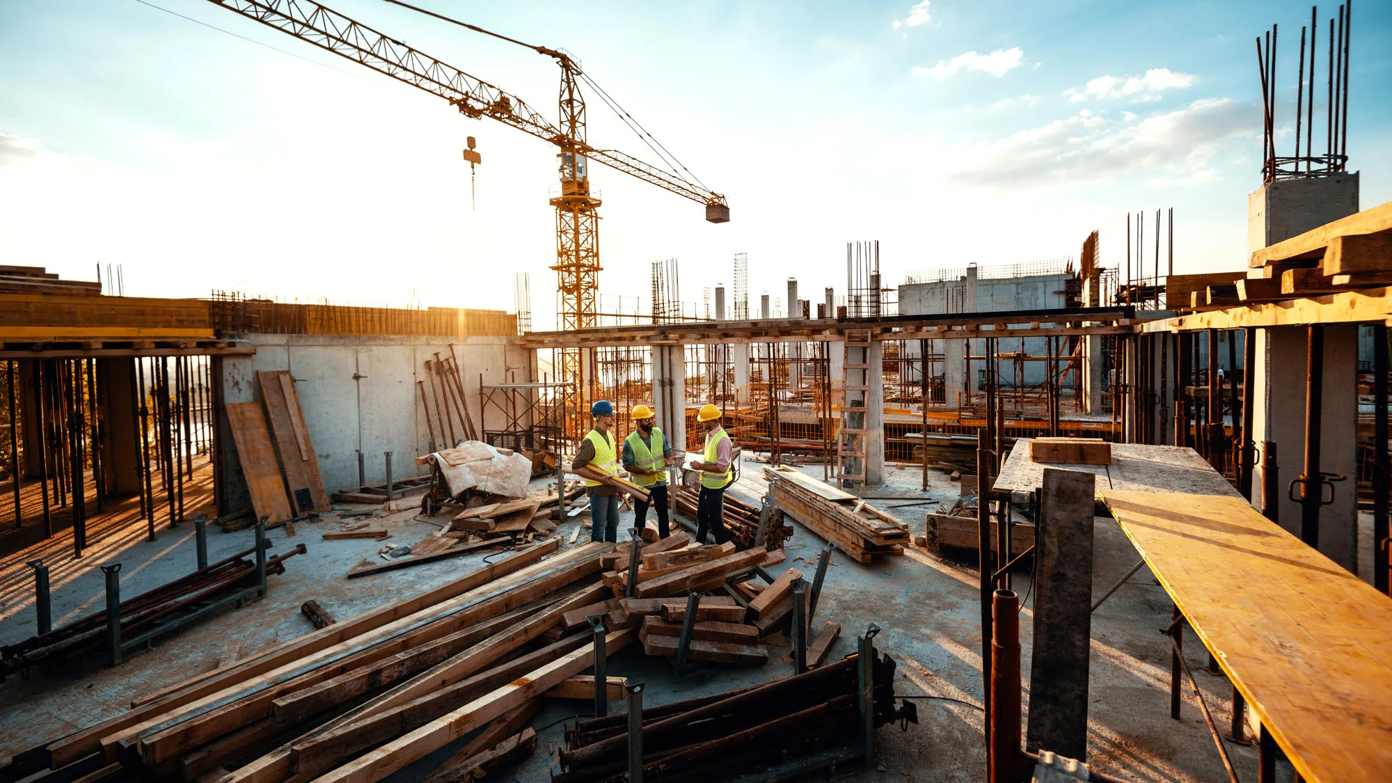 Byggnadsingenjörer diskuterar ett byggprojekt på en byggarbetsplats i Stockholm
